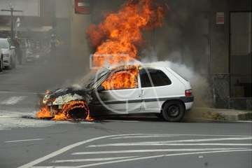 Arde un coche en la calle Poeta Pablo Neruda de Los Llanos de Telde/Eugenio Artiles y TA.
